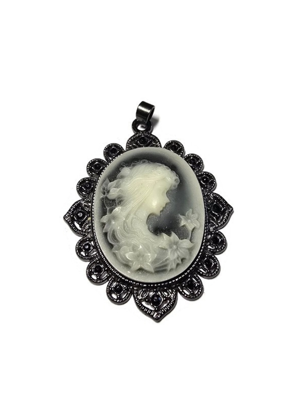 Vintage-Inspired Black and White Cameo Pendant Necklace - Picture 2 of 9